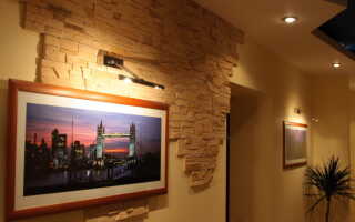 Декоративная гипсовая плитка под камень и кирпич: плюсы и минусы, укладка и изготовление