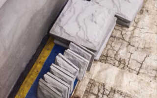 Облицовка цоколя дома бетонной плиткой «рваный камень» своими руками