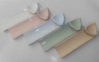 Установка керамического бордюра на стены над ванной