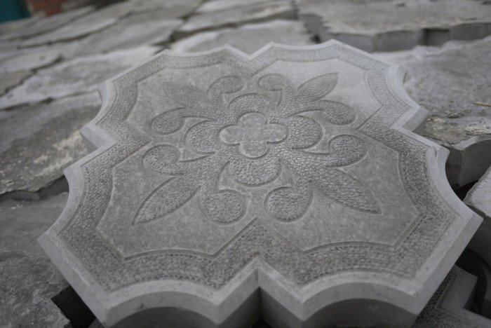 серая тротуарная плитка