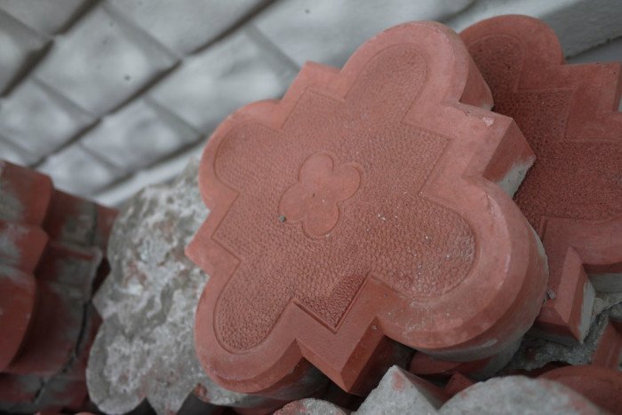 красная тротуарная плитка