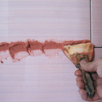 Заполняем швы смесью