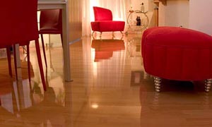 На ламинат нанесен лак