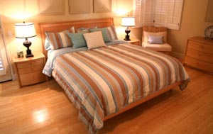 Ламинат для спальни Кровать на ламинате в спальне