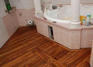 В ванной постелен линолеум
