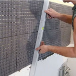 Прижимаем и выравниваем мозаику в плоскости с помощью правила