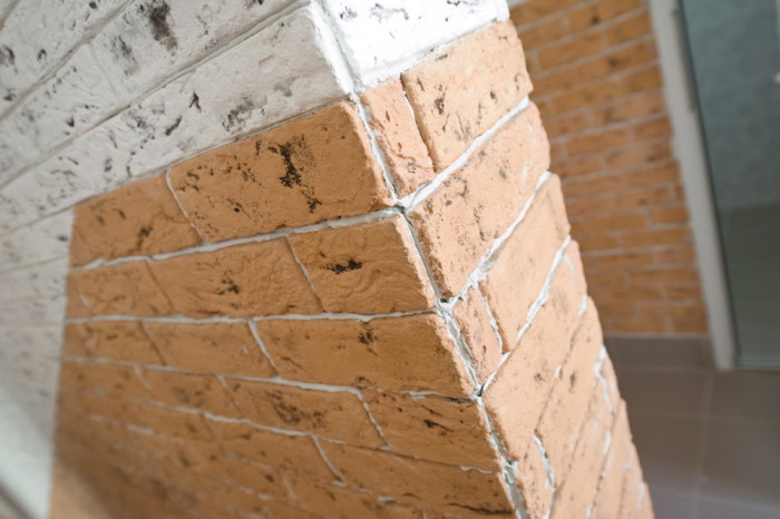 гипсовая плитка на стене