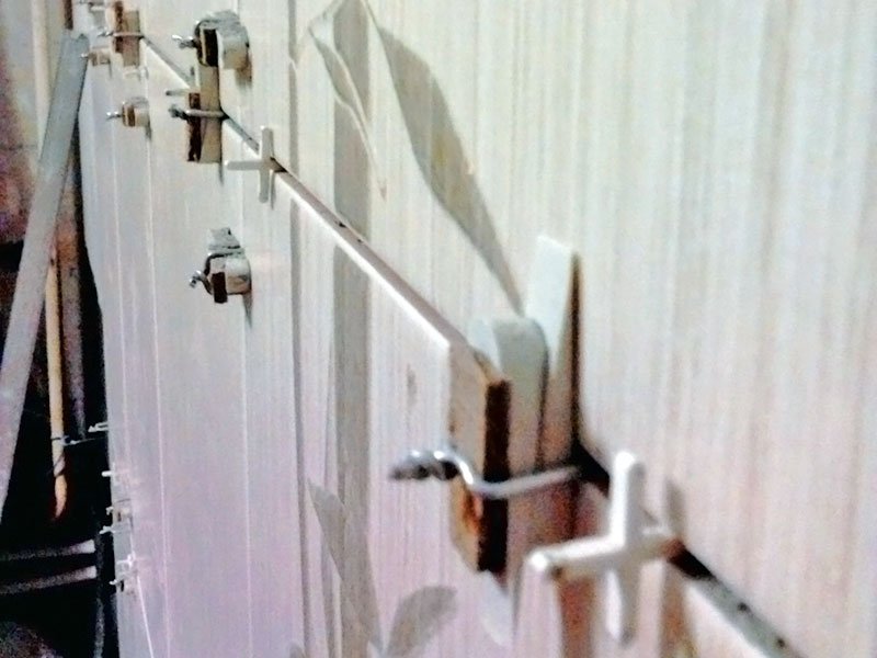 укладка плитки с самодельной системой выравнивания