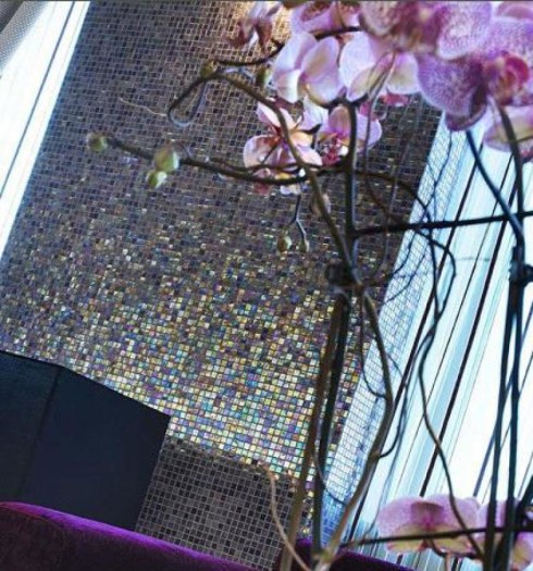 В пример можно привести JNJ Mosaic. Коллекция Ice Jade являет образец реализации перламутрово-ледяного эффекта – цветное сияние, усиленное подсветкой, придётся к месту в большинстве интерьеров.