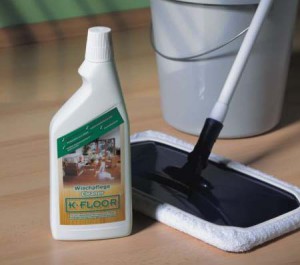 средство и швабра на ламинате