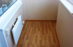 На полу балкона ламинат