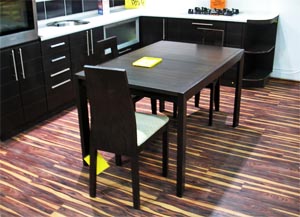 стол, стул и ламинат