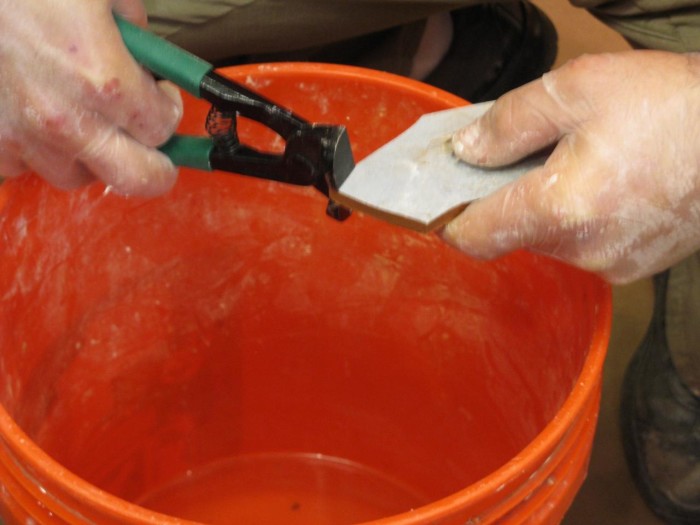 Не подходящие по формату кусочки можно подрезать по месту локально с помощью кусачек для плитки.