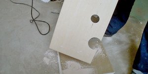 отверстие рядом к краем плитки