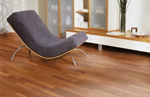 Мытье паркета Чистый паркет в комнате