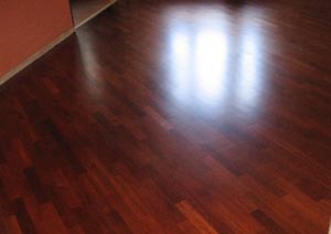 Пол из паркета залит