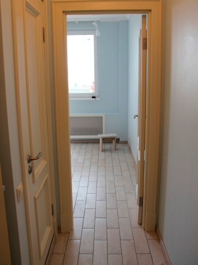 Укладка одинаковой плитки в коридоре и на кухне.