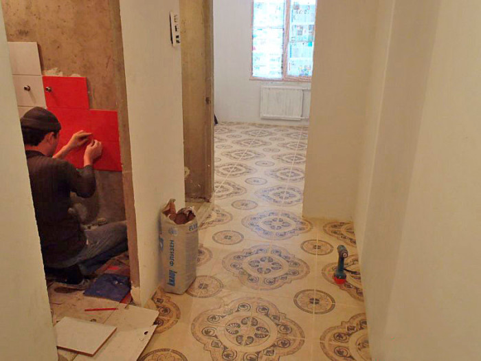 плитка в коридоре и на кухне