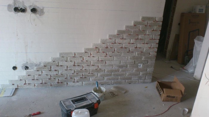 Разметка каждого ряда, чтобы избежать подрезки сверху и снизу. Внизу стены в штукатурке сделана штроба, чтобы туда уходил ламинат для красивого примыкания.