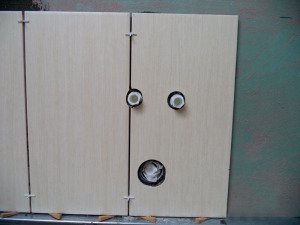 крепление просверленной плитки к стене