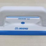 Тёркой наносить затирку быстрее, чем резиновым шпателем