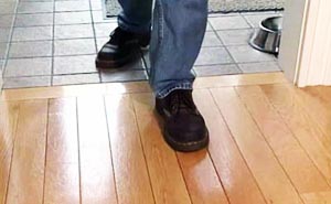 Ламинат скрипит Наступает на ламинат и происходит скрип