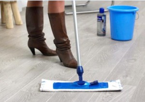 sredstvo-dlya-mytya-laminata