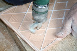 прорезаем плитку с изнаночной стороны