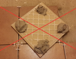 толстый слой плиточного клея недопустим