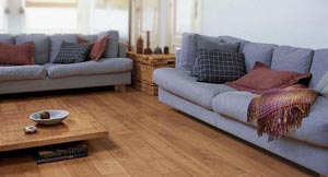 В комнате уложен ламинат