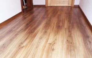 Ламинат постелен в прихожей