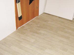 в прихожей постелен линолеум