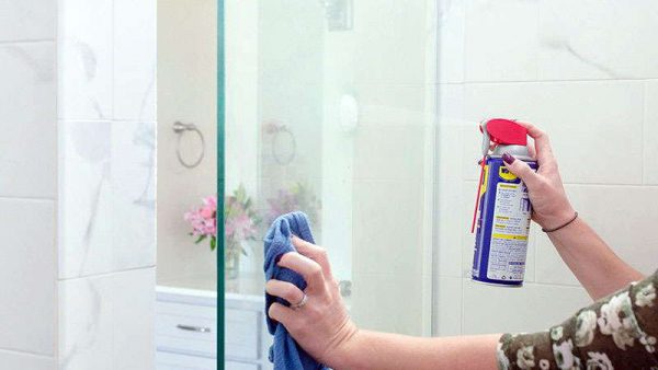 Чистка стекленной стенки душевой