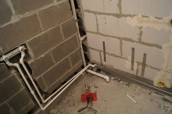 Трубы, скрытые в стене