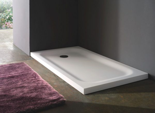 Поддон у стены 