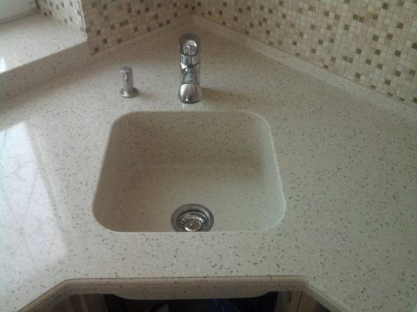 Раковина из искуственного камня