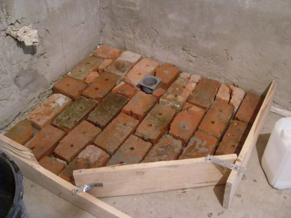 Поддон из кирпичей
