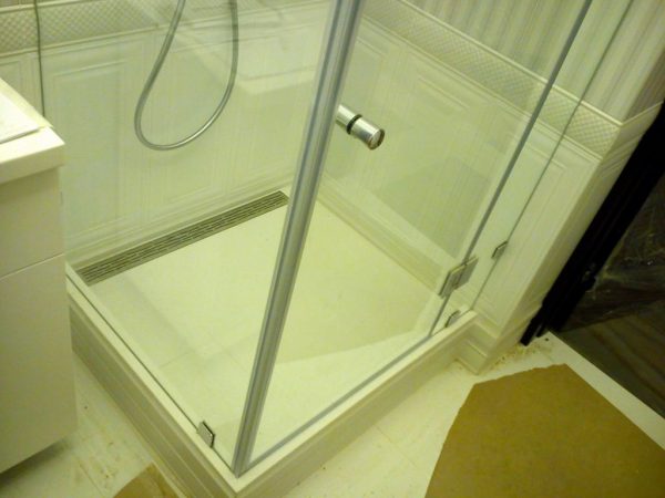 Стеклянная душевая кабина