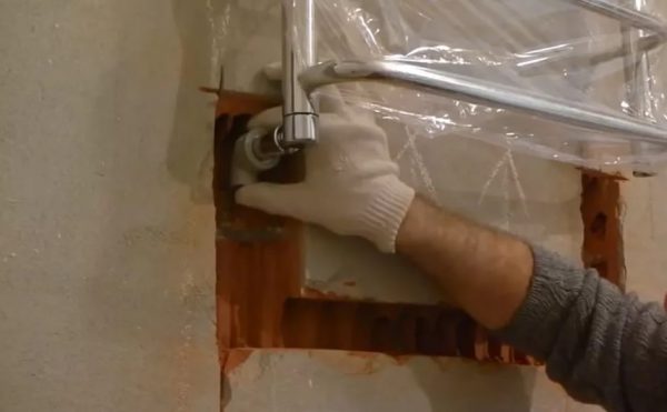 Установка полотенцесушителя в штробу