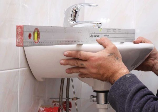 Регулировка раковины уровнем 