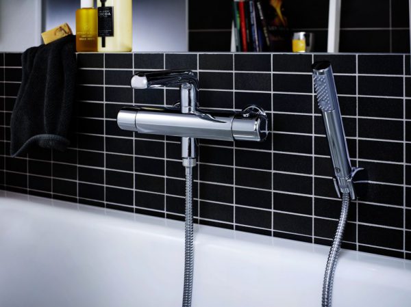 Смеситель установлен к стене