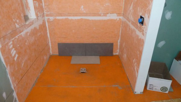 Гидроизоляция и укладка плитки в деревянном доме