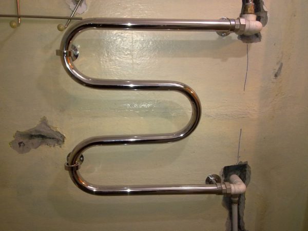 Полотенцесушитель подключенный к водоснабжению 