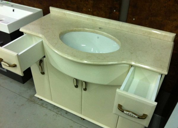 Встроенная в тумбу раковина