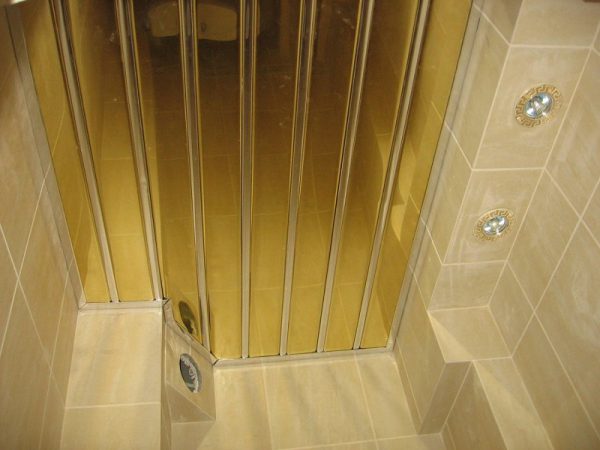 Потолок с рейками "под золото"