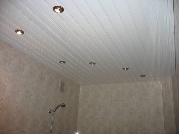 Потолок с закрытыми рейками