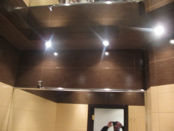 Пластиковый-зеркальный потолок