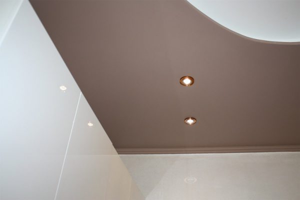 Потолочная ниша, покрашенная матовой краской