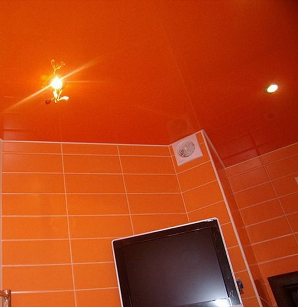 Потолок в тон плитки 